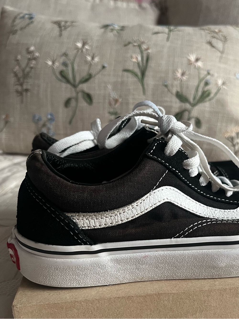 Vans Black and White Classic Old Skool Size 6 Womens - Picture 4 of 7